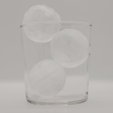 Ijsballen voor cocktails in glas