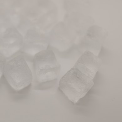 Ijsblokjes op witte ondergrond