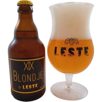 Leste Blondje XIX naast een gevuld passend glas