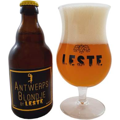 Leste Antwerps Blondje naast een gevuld passend glas