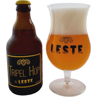 Leste Tripel Hop naast een gevuld passend glas