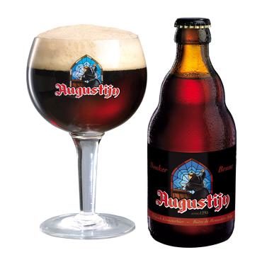 Uitgeschonken Augustijn Donker in Augustijn-bierglas naast bierflesje