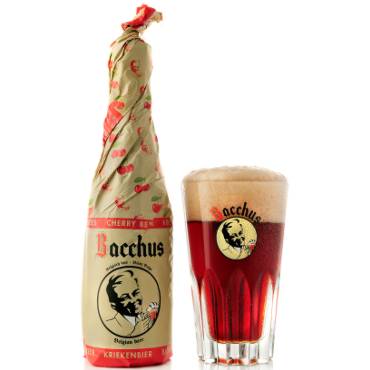 Uitgeschonken Bacchus Kriekenbier in bijhorend glas