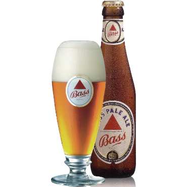 Uitgeschonken Bass Pale Ale in bijhorend glas
