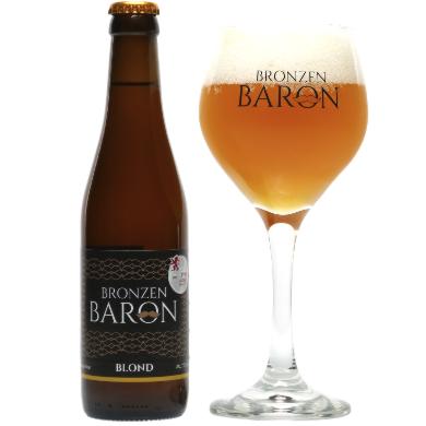 Gevuld glas Bronzen Baron Blond naast flesje