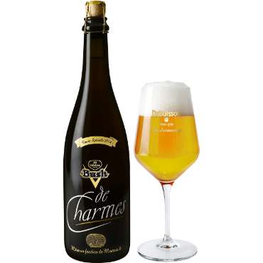 Bush de Charmes uitgeschonken in bierglas met flesje ernaast