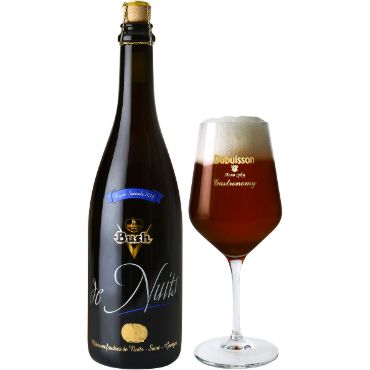 Bush de Nuits uitgeschonken in bierglas met flesje ernaast