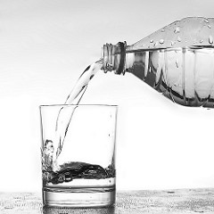Glas inschenken met plat water