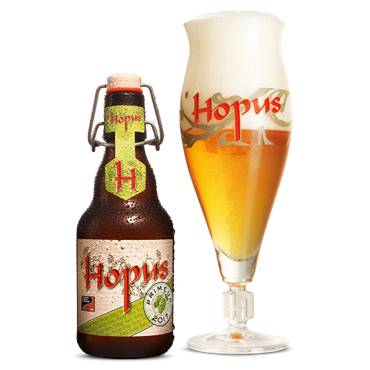 Hopus Primeur in groot Hopusglas uitgeschonken naast de Hopus-beugelfles