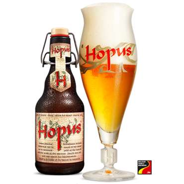 Uitgeschonken Hopus naast beugelfles in groot Hopusglas