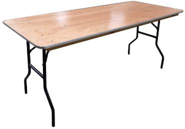 Opgestelde houten vouwtafel