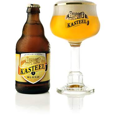 Uitgeschonken blond Kasteelbier in bijhorend Kasteelglas