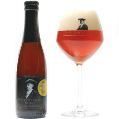 De Koperen Markies Tripel 9 in glas naast flesje