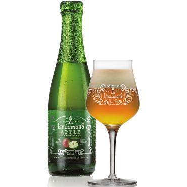 Uitgeschonken Lindemans Apple in bijhorend glas