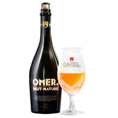 OMER. Brut Nature in een bijhorend bierglas naast de bierfles