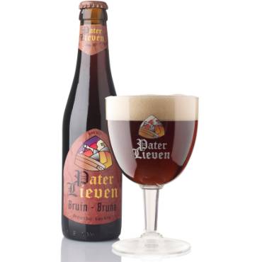 Pater Lieven Bruin in bierglas met fles ernaast