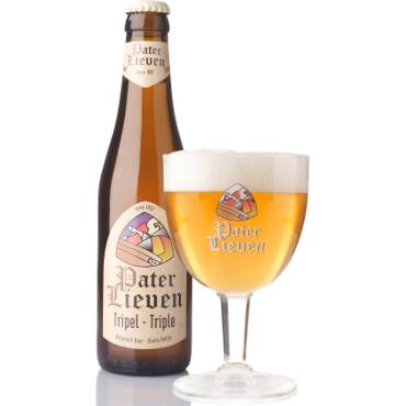 Pater Lieven Tripel in bierglas met fles ernaast