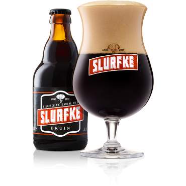 Uitgeschonken Slurfke Bruin in bijhorend bierglas naast bierflesje