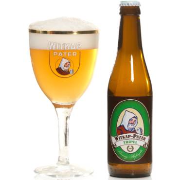 Witkap Pater Tripel in bierglas met fles ernaast