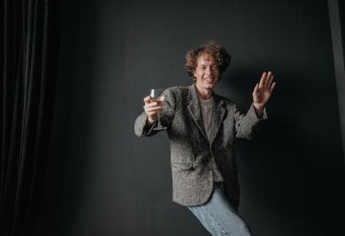 Blije man met glas rosé