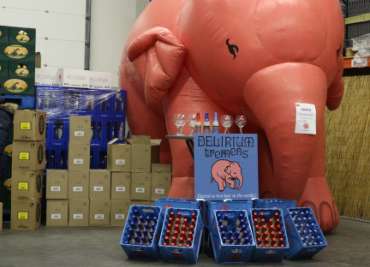 Degustatie van Delirium-bieren in nabijheid van een roze olifant