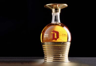 Duvel Distilled The Celebration Bottle op zwarte achtergrond
