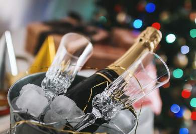 Gekoelde champagne bij kerstboom