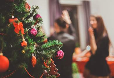 Kerstfeest bij kerstboom