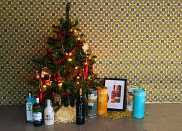 Kerstboom met geschenken onder