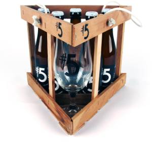 Geschenkverpakking van het nummer-5-bier in de vorm van een driehoekige prisma (inclusief glas en 5 flesjes)