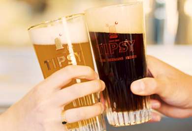 Tipsy Gold en Tipsy klinkende bierglazen