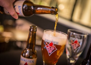 Uitschenken Koeketiene op degustatie