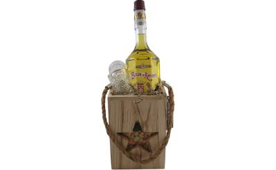 Kerstlantaarn gevuld met Elixir d'Anvers en bijpassende shotglazen