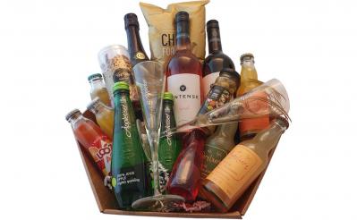 Geschenk met alcoholvrije wijn, sappen en snacks