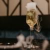 Droogijs in stijlvol drankje in dampend fluitglas