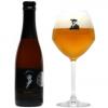 De Koperen Markies Blond 8 in glas naast flesje