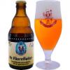 Ne Flierefluiter - Westelse Tripel in een bijhorend bierglas naast bierflesje